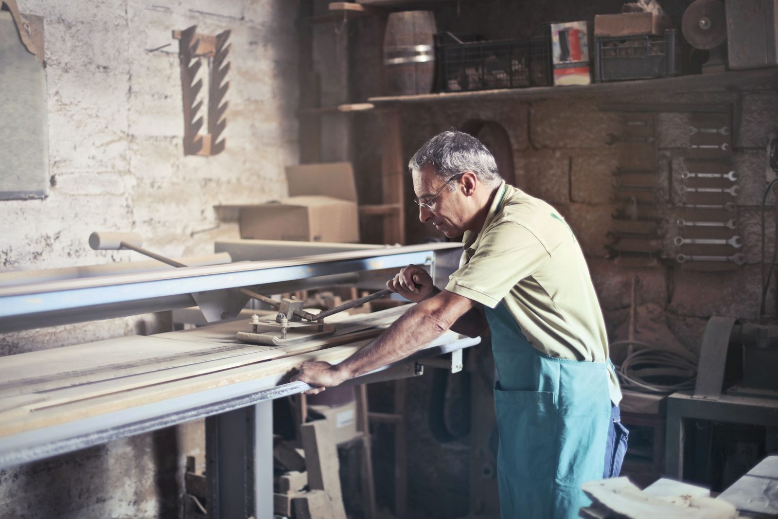 Dirigeant artisan travaillant dans son atelier : le savoir-faire d'une PME à transmettre — Alexis Schumacher, repreneur d'entreprise